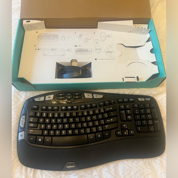 Logitech MK550 Ergonomic Keyboard - Picture 1 of 5